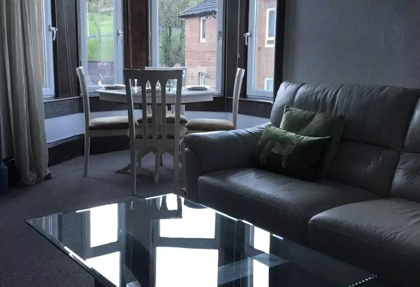 Two Bedroom Victorian Flat In The Centre Of Port Glasgow Close To All Amenities