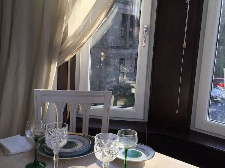 Two Bedroom Victorian Flat In The Centre Of Port Glasgow Close To All Amenities