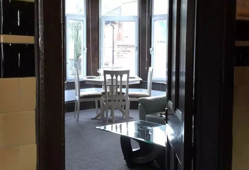 Two Bedroom Victorian Flat In The Centre Of Port Glasgow Close To All Amenities