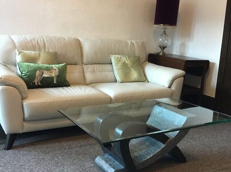 Two Bedroom Victorian Flat In The Centre Of Port Glasgow Close To All Amenities