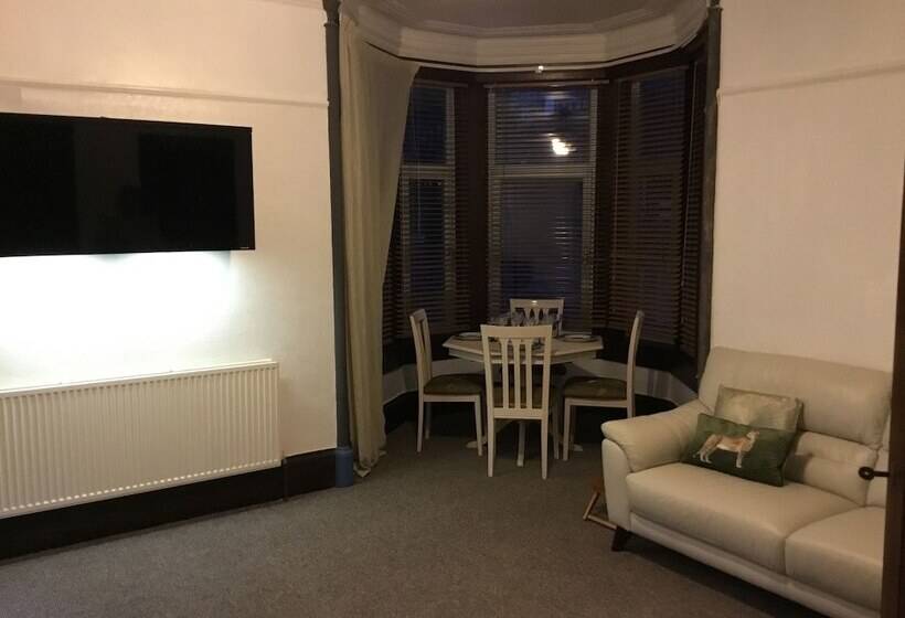 Two Bedroom Victorian Flat In The Centre Of Port Glasgow Close To All Amenities