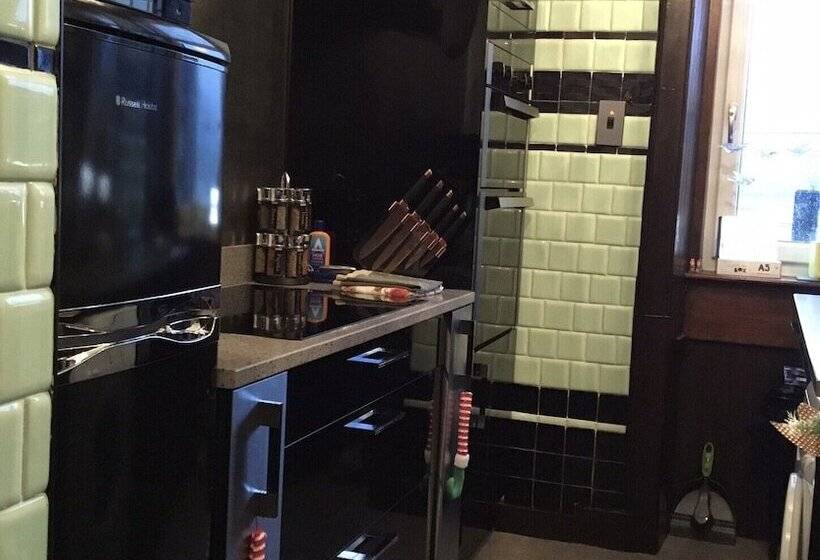 Two Bedroom Victorian Flat In The Centre Of Port Glasgow Close To All Amenities