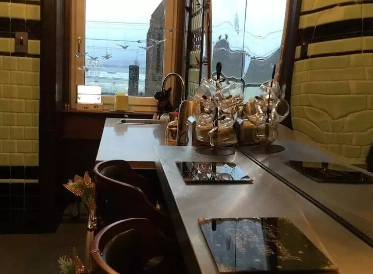 Two Bedroom Victorian Flat In The Centre Of Port Glasgow Close To All Amenities