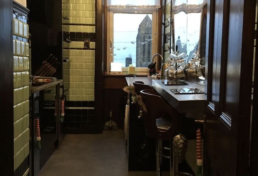 Two Bedroom Victorian Flat In The Centre Of Port Glasgow Close To All Amenities