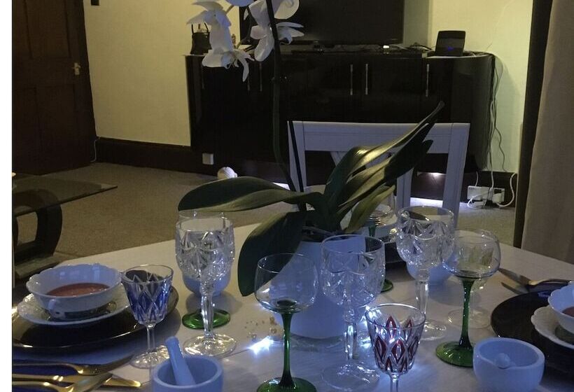 Two Bedroom Victorian Flat In The Centre Of Port Glasgow Close To All Amenities