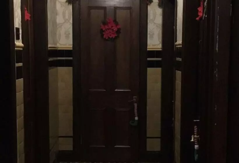 Two Bedroom Victorian Flat In The Centre Of Port Glasgow Close To All Amenities