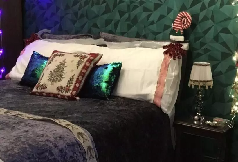 Two Bedroom Victorian Flat In The Centre Of Port Glasgow Close To All Amenities