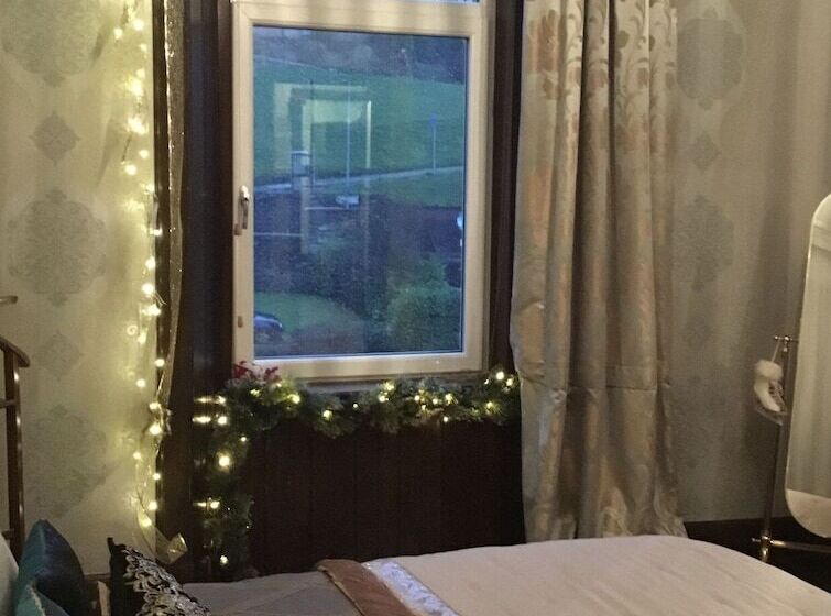 Two Bedroom Victorian Flat In The Centre Of Port Glasgow Close To All Amenities