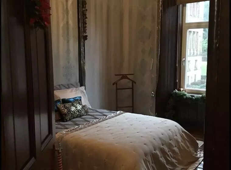 Two Bedroom Victorian Flat In The Centre Of Port Glasgow Close To All Amenities