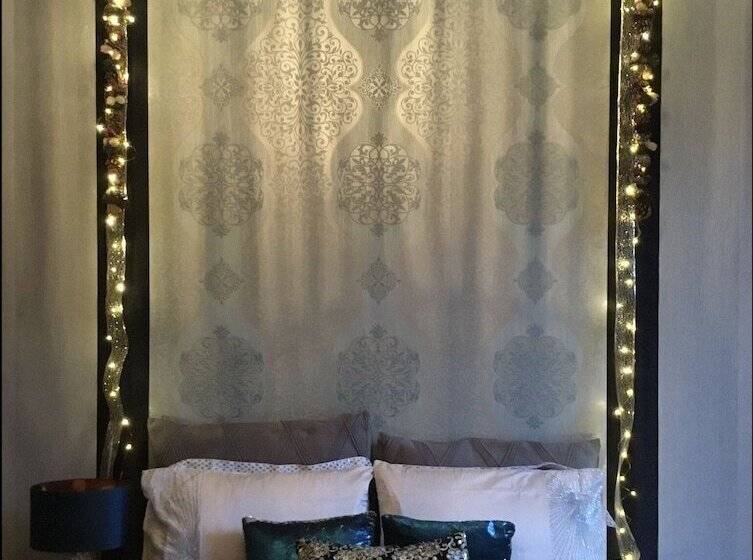 Two Bedroom Victorian Flat In The Centre Of Port Glasgow Close To All Amenities