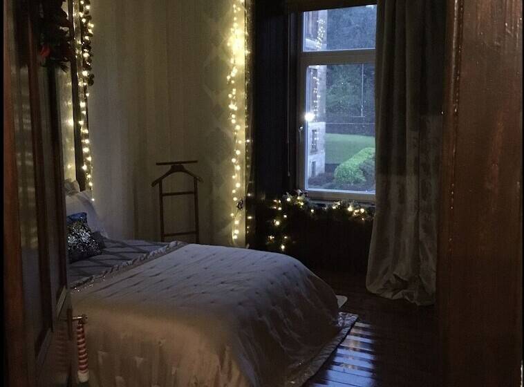 Two Bedroom Victorian Flat In The Centre Of Port Glasgow Close To All Amenities