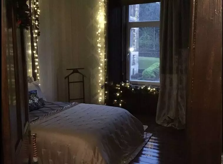 Two Bedroom Victorian Flat In The Centre Of Port Glasgow Close To All Amenities