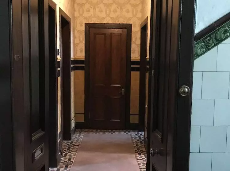 Two Bedroom Victorian Flat In The Centre Of Port Glasgow Close To All Amenities