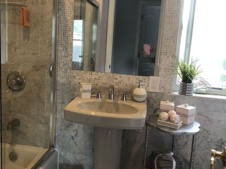 Nyc Executive Home Upscale Neighborhood