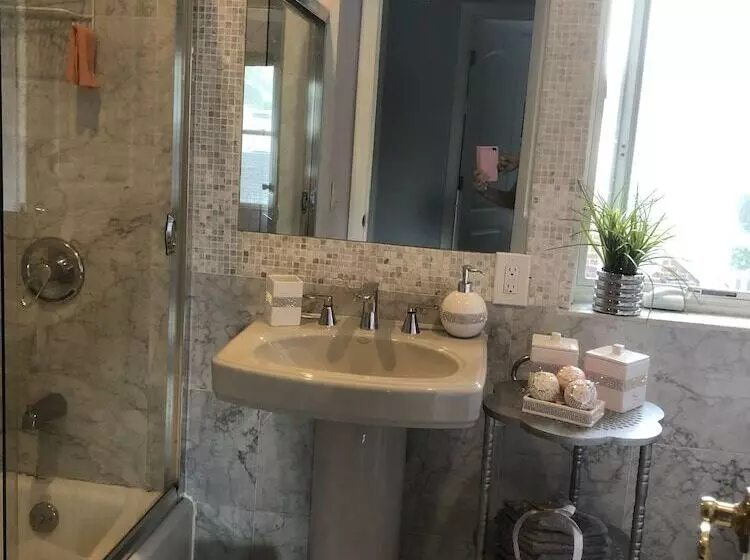 Nyc Executive Home Upscale Neighborhood