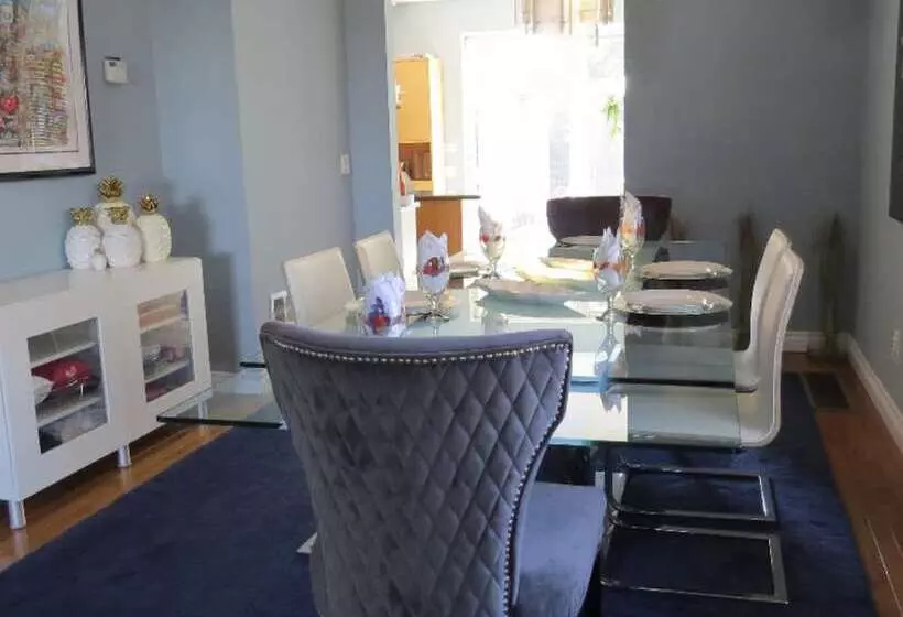 Nyc Executive Home Upscale Neighborhood