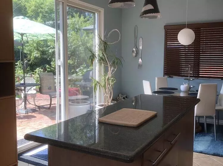 Nyc Executive Home Upscale Neighborhood