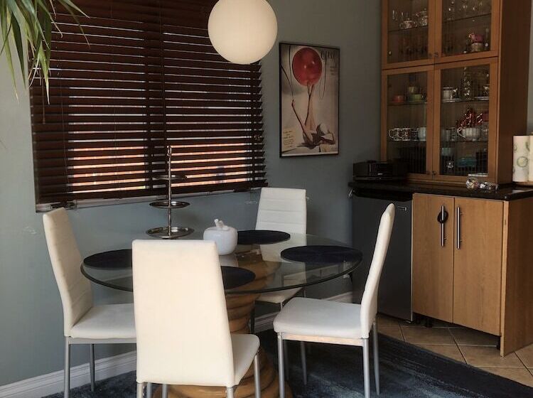 Nyc Executive Home Upscale Neighborhood