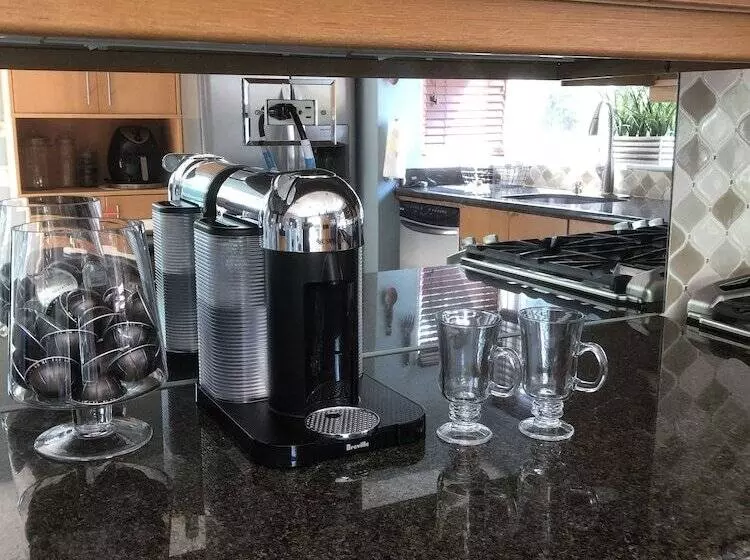 Nyc Executive Home Upscale Neighborhood