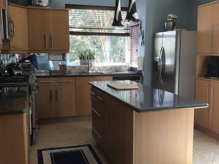 Nyc Executive Home Upscale Neighborhood