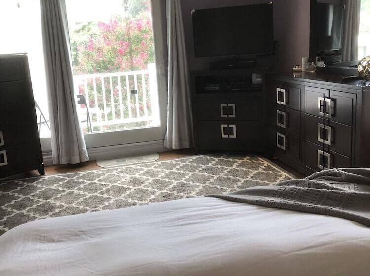 Nyc Executive Home Upscale Neighborhood