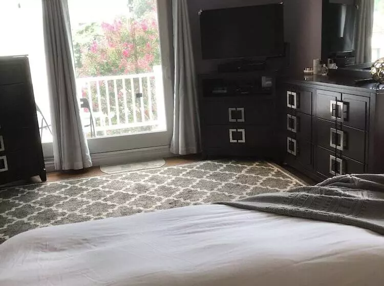 Nyc Executive Home Upscale Neighborhood