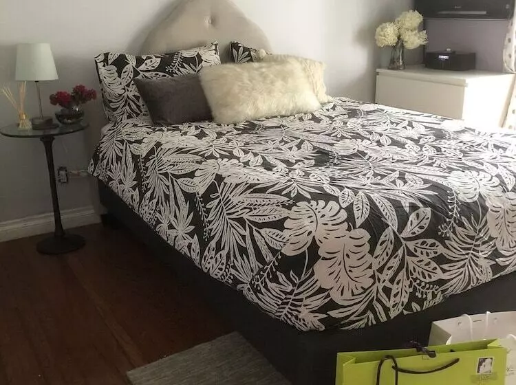 Nyc Executive Home Upscale Neighborhood