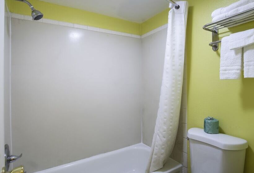 בית מלון כפרי Nendels Inn & Suites Dodge City Airport