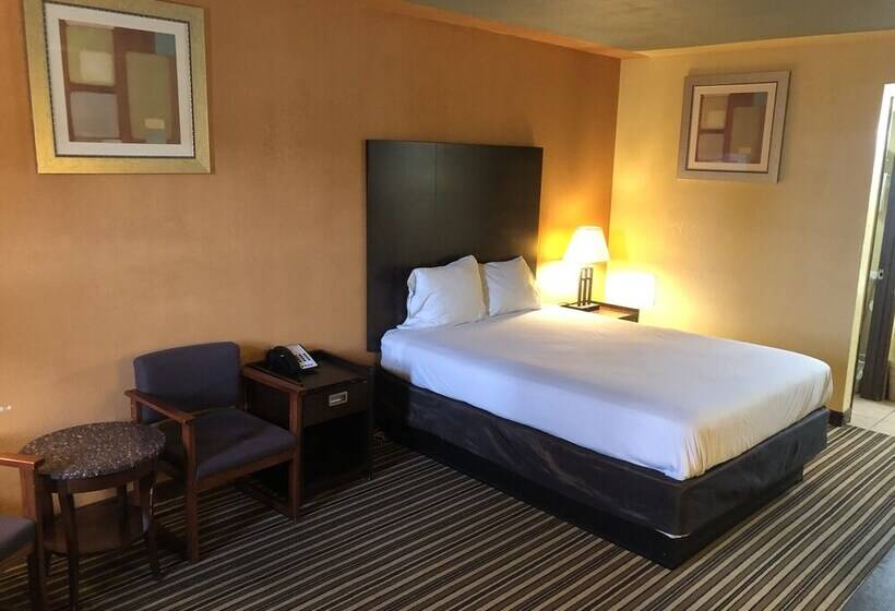 בית מלון כפרי Nendels Inn & Suites Dodge City Airport