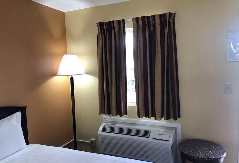 Отель Nendels Inn & Suites Dodge City Airport