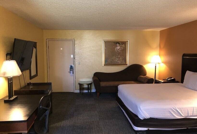 בית מלון כפרי Nendels Inn & Suites Dodge City Airport