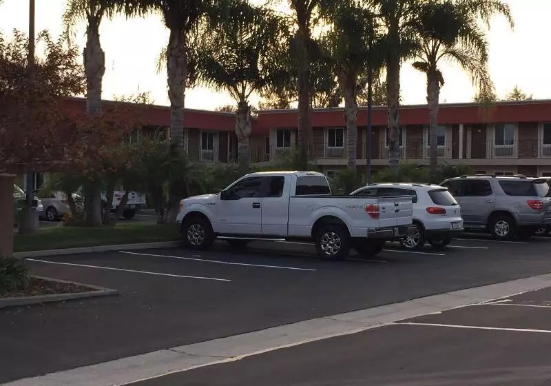 호텔 Ontario Inn & Suites