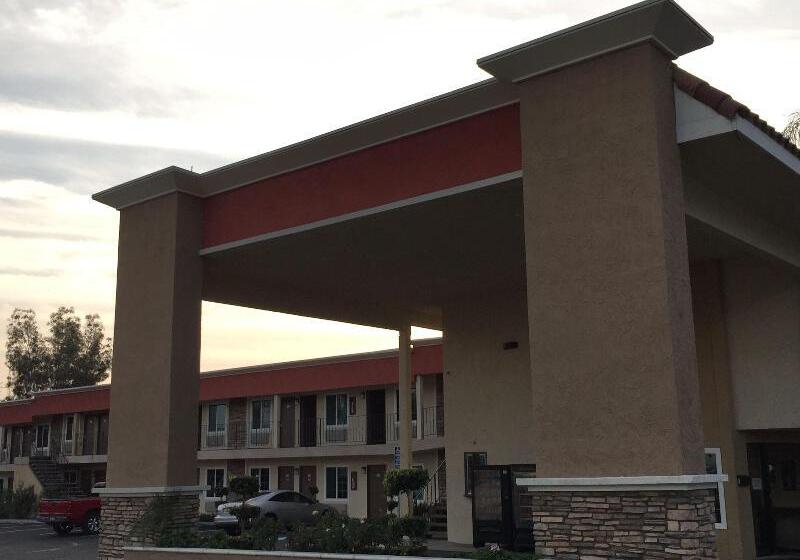 فندق Ontario Inn & Suites