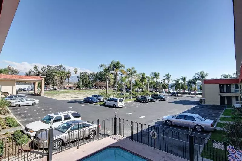 호텔 Ontario Inn & Suites