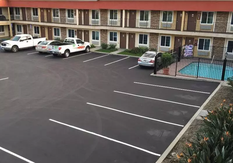 호텔 Ontario Inn & Suites