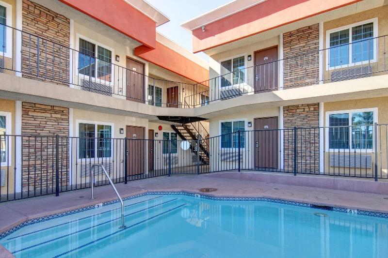 فندق Ontario Inn & Suites