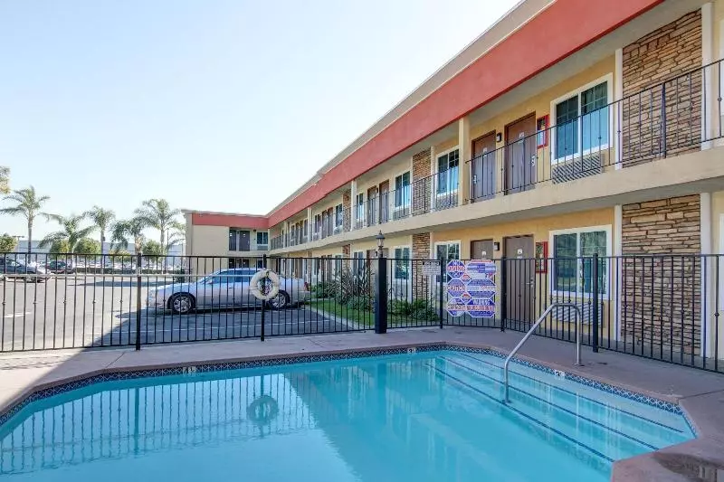 호텔 Ontario Inn & Suites