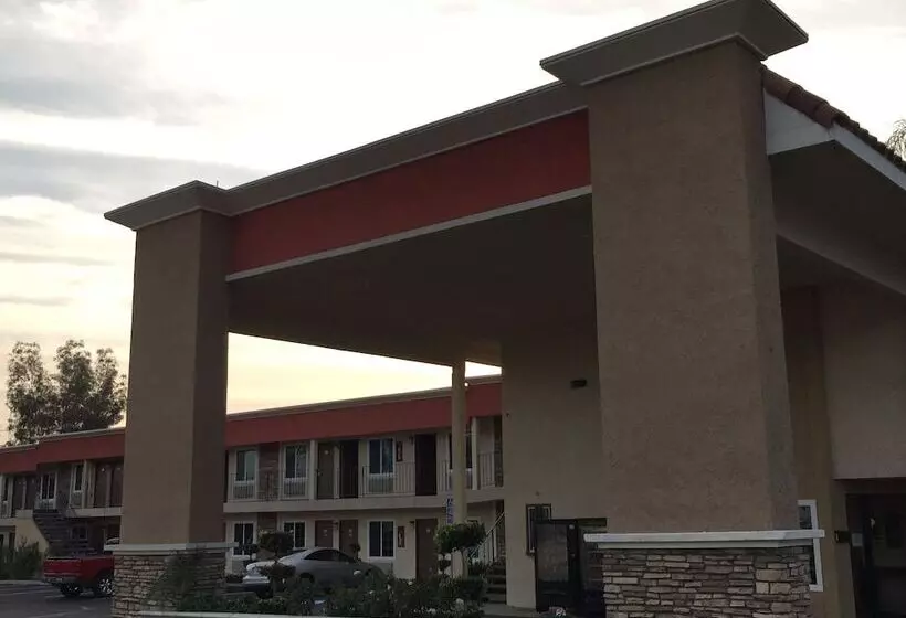 호텔 Ontario Inn & Suites