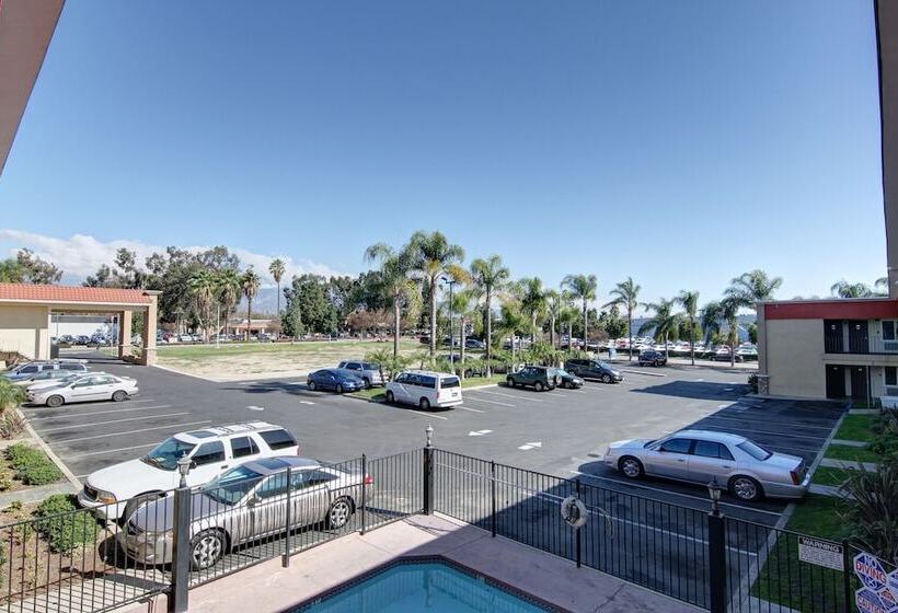 فندق Ontario Inn & Suites