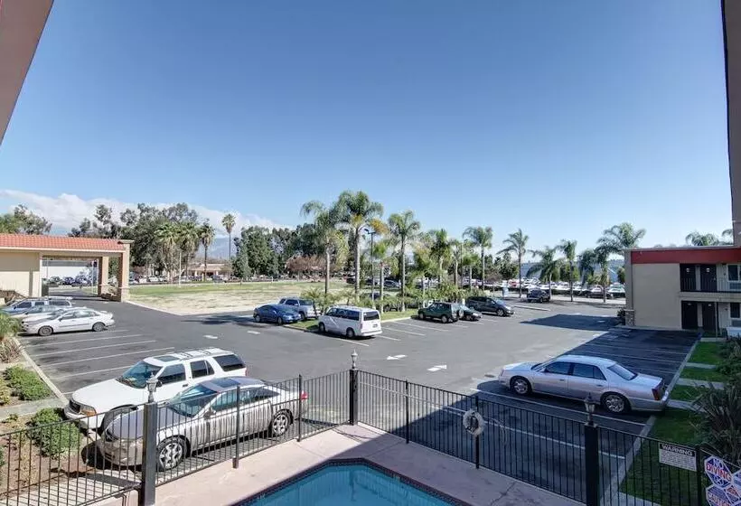 호텔 Ontario Inn & Suites