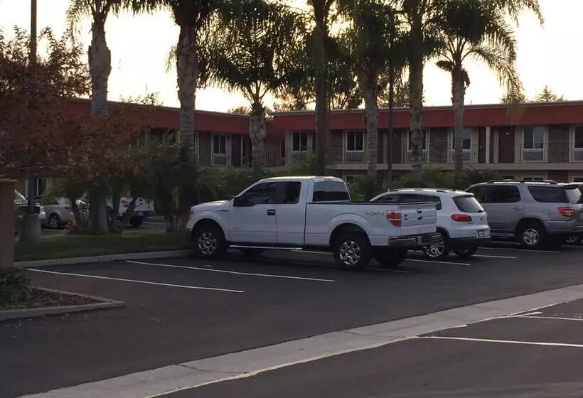 호텔 Ontario Inn & Suites