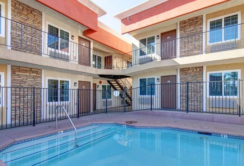 فندق Ontario Inn & Suites