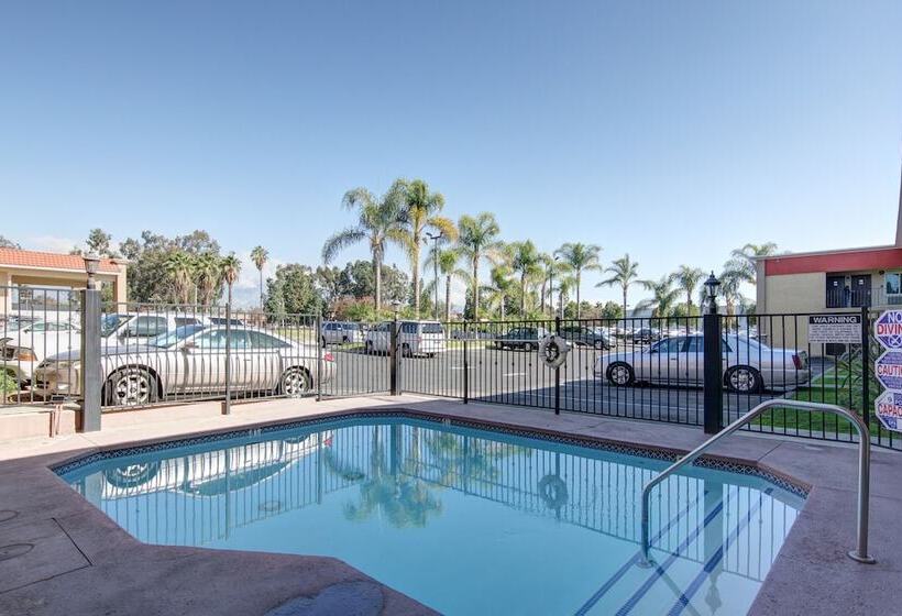 فندق Ontario Inn & Suites