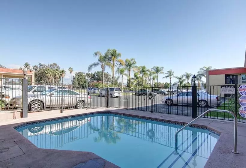 호텔 Ontario Inn & Suites