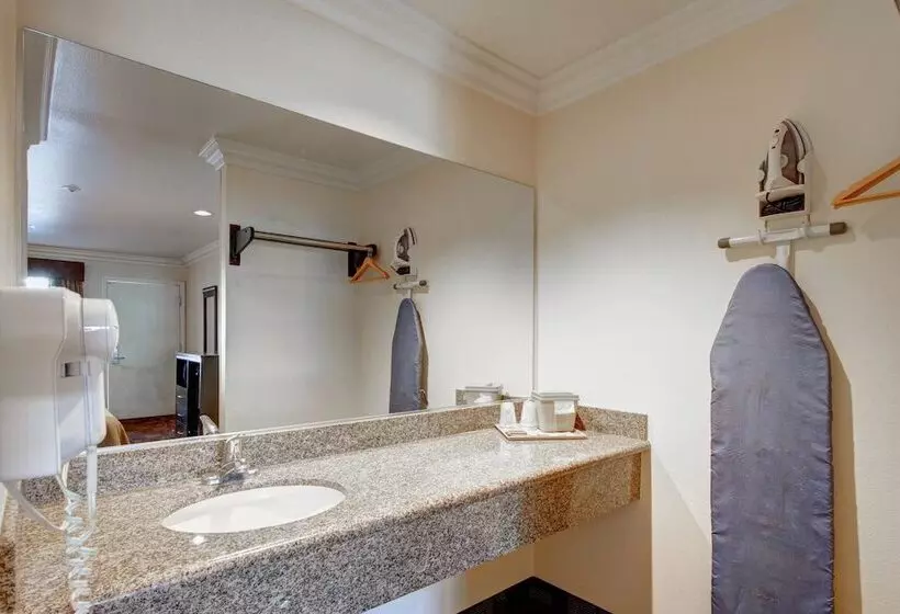 호텔 Ontario Inn & Suites