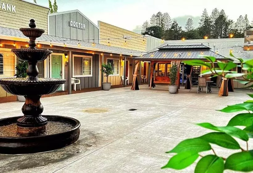 هتل The Old West Inn