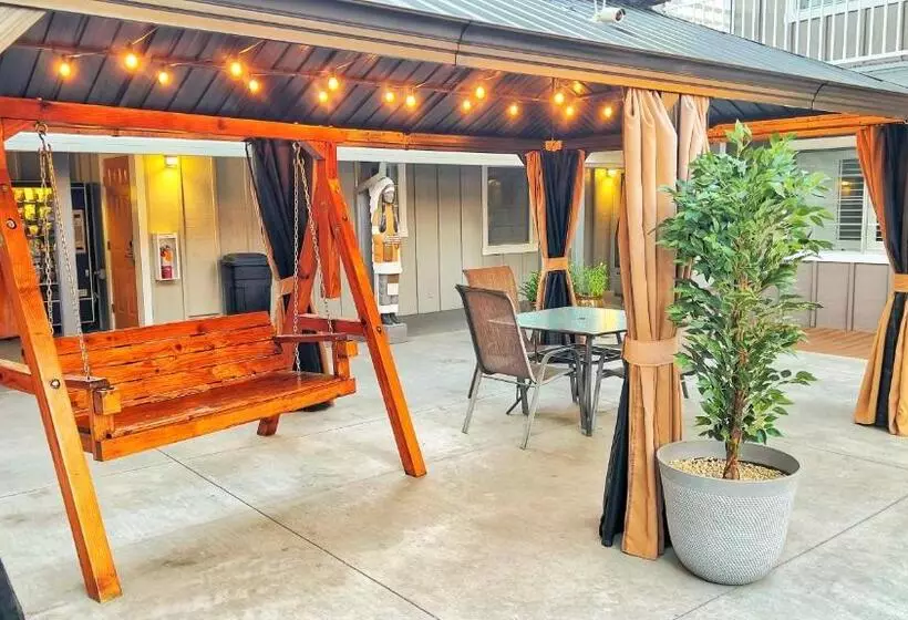 هتل The Old West Inn