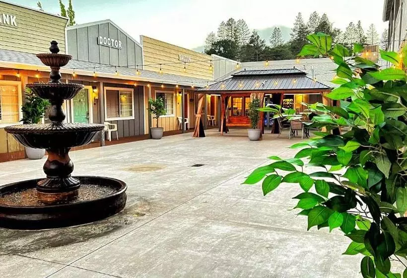 هتل The Old West Inn