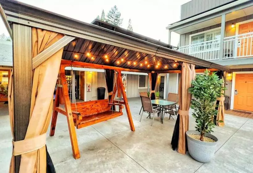 هتل The Old West Inn