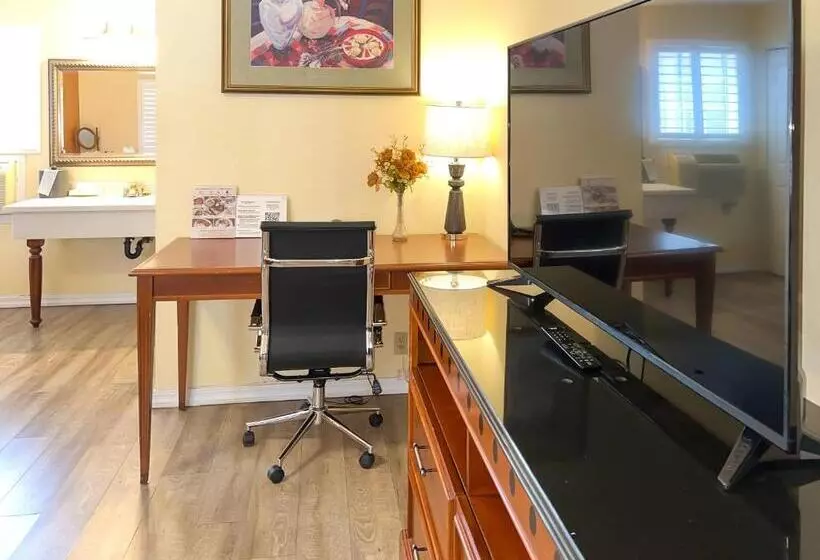 هتل The Old West Inn